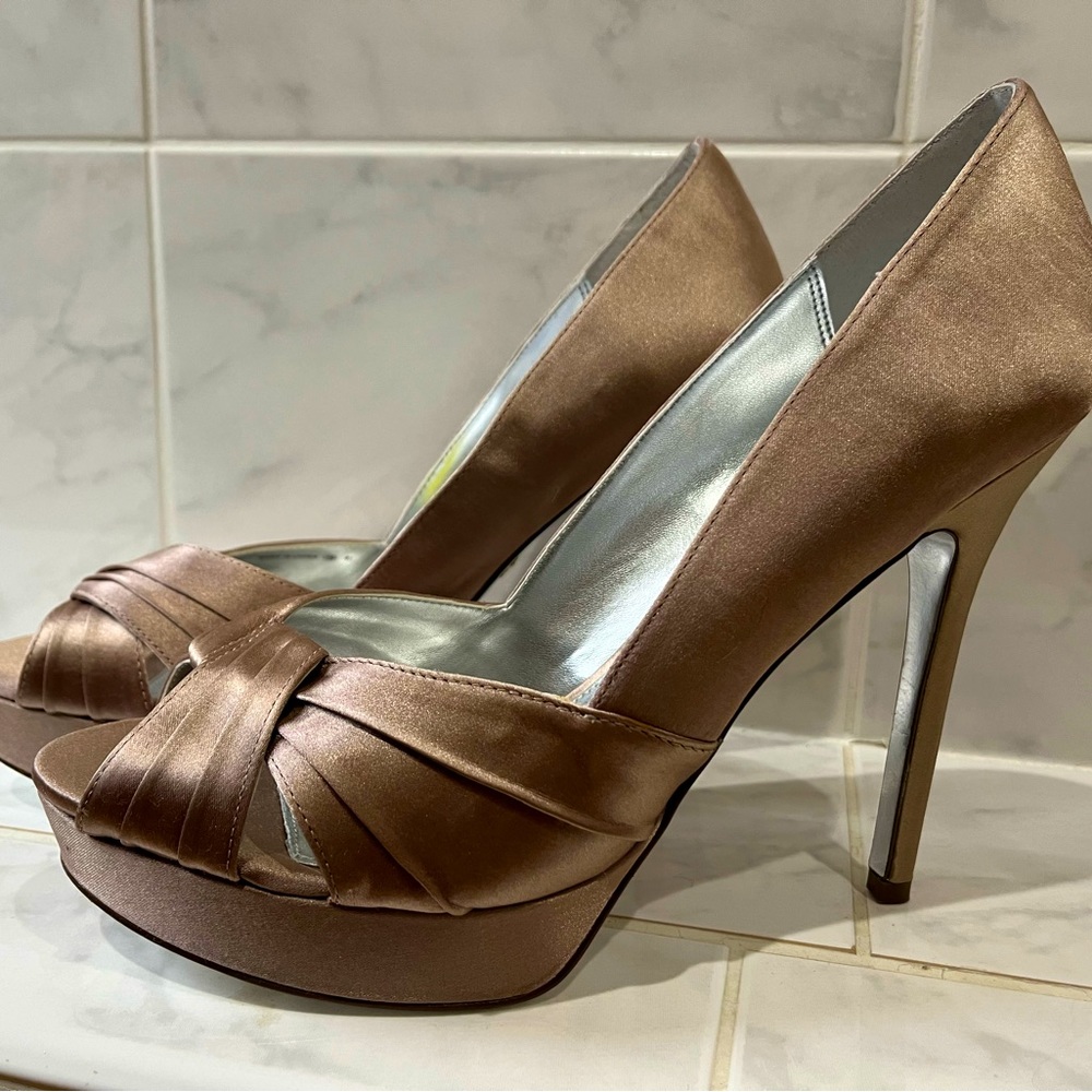 Nina New York classy heels worn once. Great condition